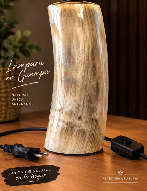 Lámpara de mesa artesanal de guampa
